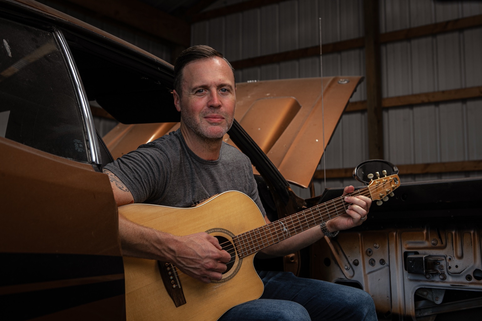 Guitar portraits — seated