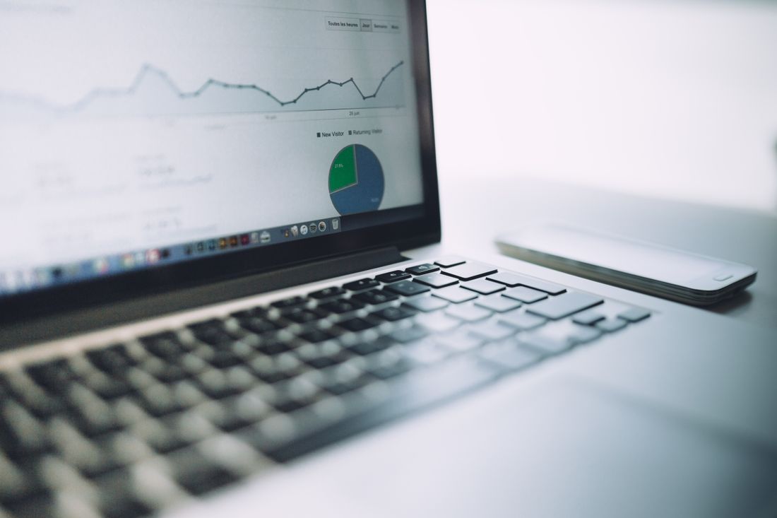 Laptop displaying charts: organized context for decisions