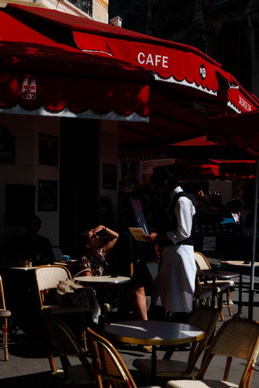 Waiter listening to a customer: purposeful inquiry